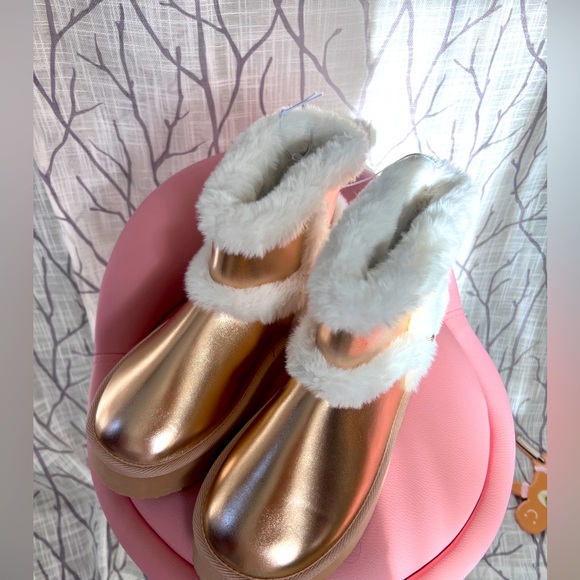 Juicy Couture plush rose tone booties - Picture 2 of 5